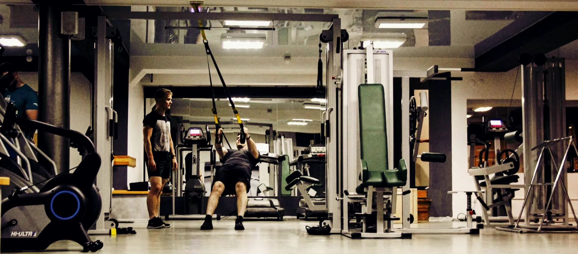 Тренер FitMe веде клієнта на TRX-петлях